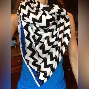Lululemon Vinyasa Scarf *Luon Light Arrow Chevron White Black / Black